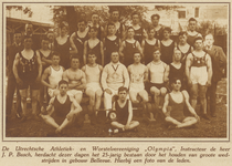 871821 Groepsportret van de leden van de Athletiek- en Worstelvereeniging 'Olympia' te Utrecht, bij het 25 jarig ...